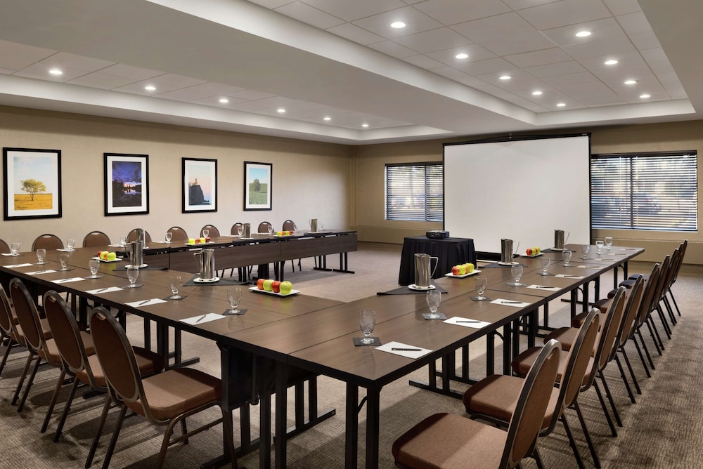 Embassy Suites by Hilton Milwaukee Brookfield - photo 94