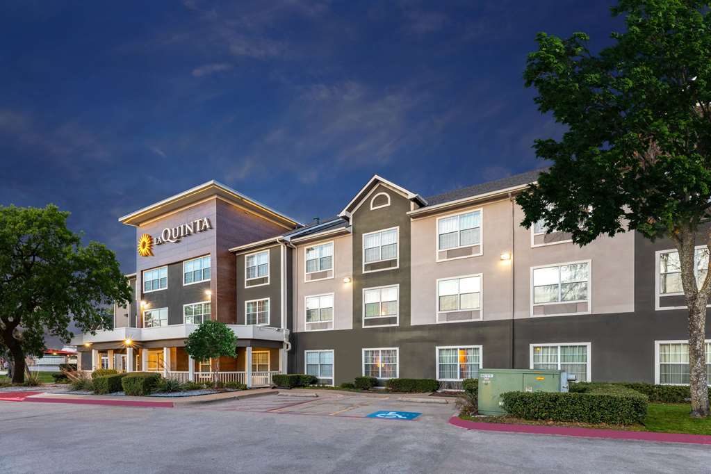La Quinta Inn & Suites by Wyndham Rockwall - photo 3