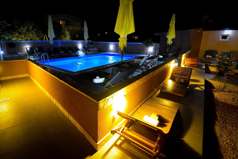 Apartments Julijana — 4-Star Luxury Hotel in Privlaka, Croatia