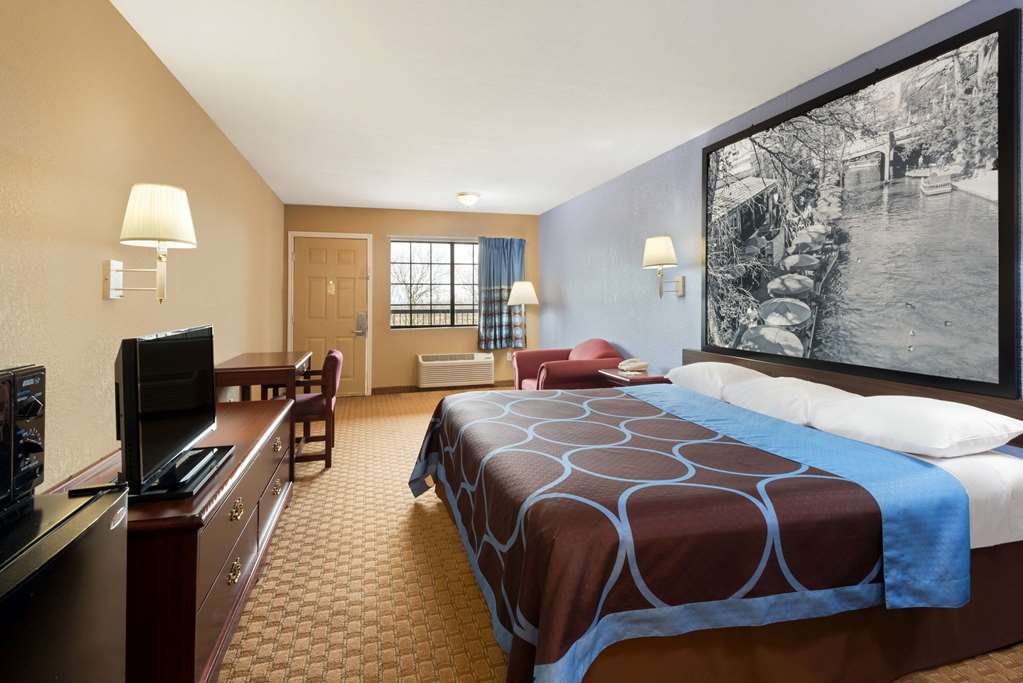 Super 8 by Wyndham San Antonio Riverwalk Area - photo 11
