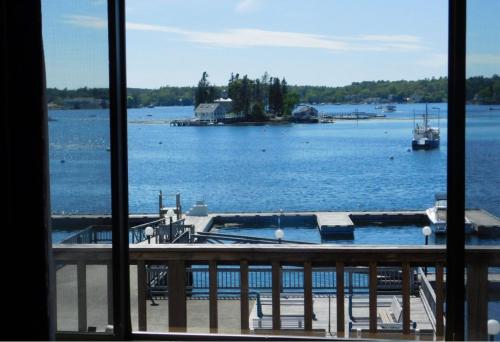 Cap N Fishs Waterfront Inn - carbon neutral hotel in Boothbay Harbor