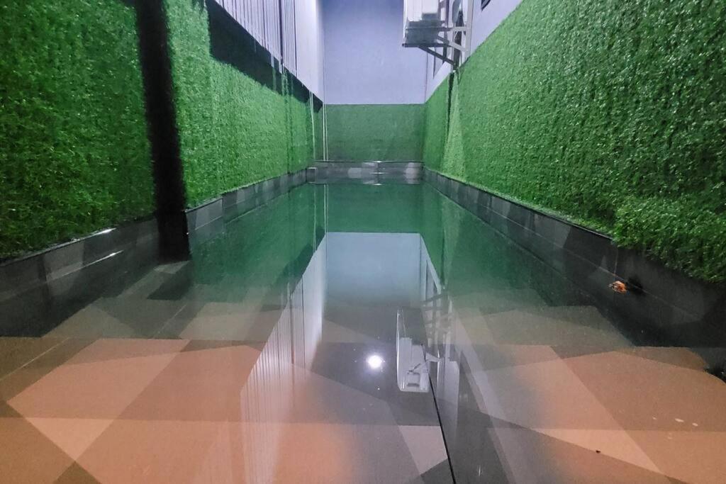 Maison Tres with Dipping Pool billiards airhockey videoke and netflix and chill — 4-Star Luxury Hotel in Antipolo, Philippines