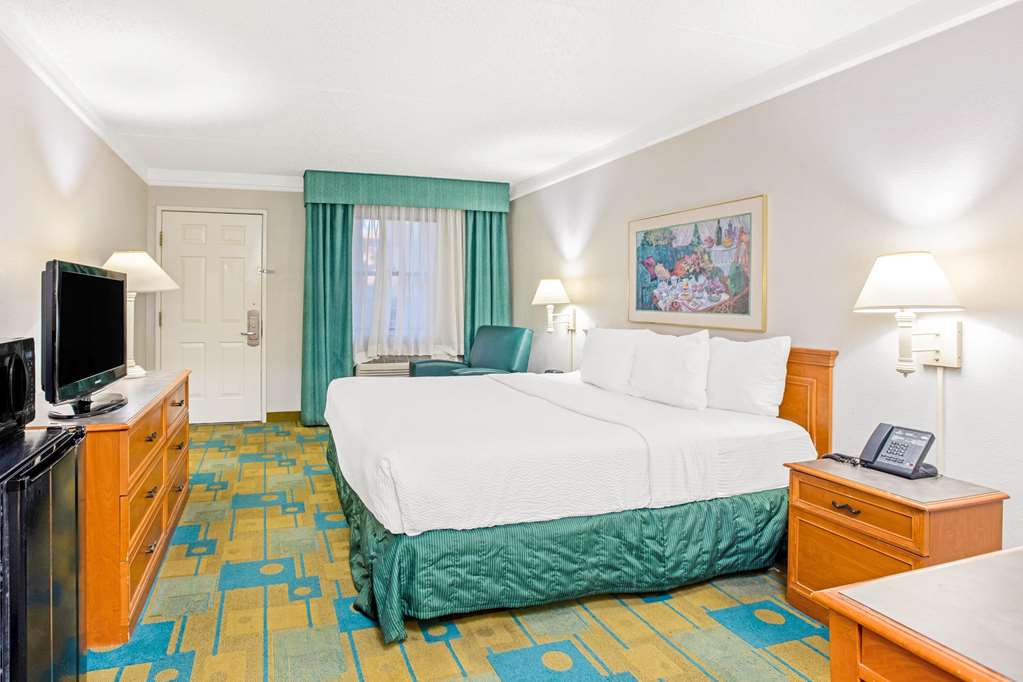 La Quinta Inn by Wyndham El Paso Cielo Vista - photo 16
