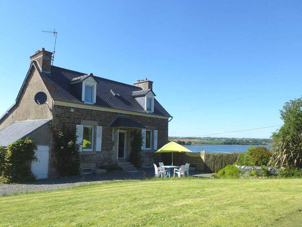 Holiday Home Near Goelo Coast & Beaches — 4-Star Luxury Hotel in Plourivo, France