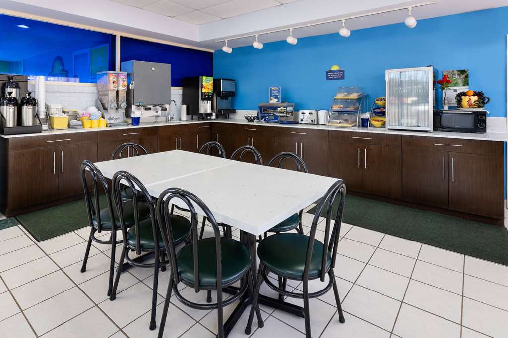 Days Inn by Wyndham Forsyth - featured photo