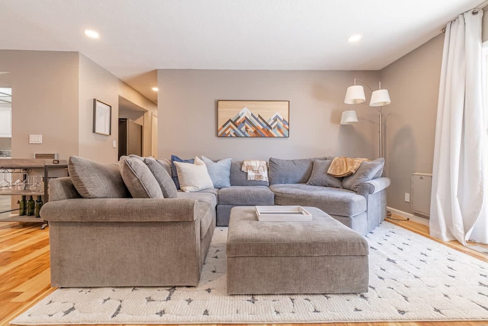 Vibrant Boho Home 3 Bed Pet Friendly — 4-Star Luxury Hotel in Reno, United States