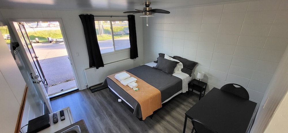 Happyland Inn in Orillia, Canada