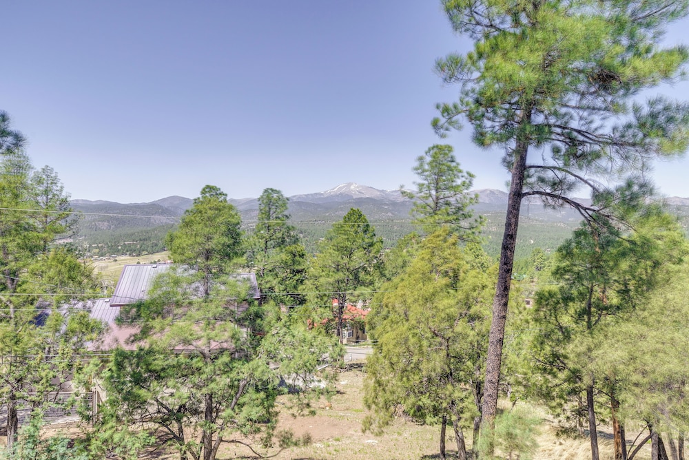 ‘moondance’ Ruidoso Retreat w Hot Tub & Views in Ruidoso, United States