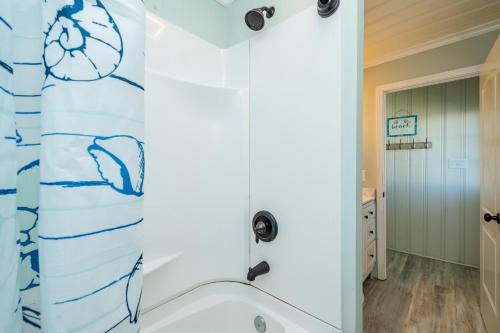 Moon Struck by Oak Island Accommodations - photo 31