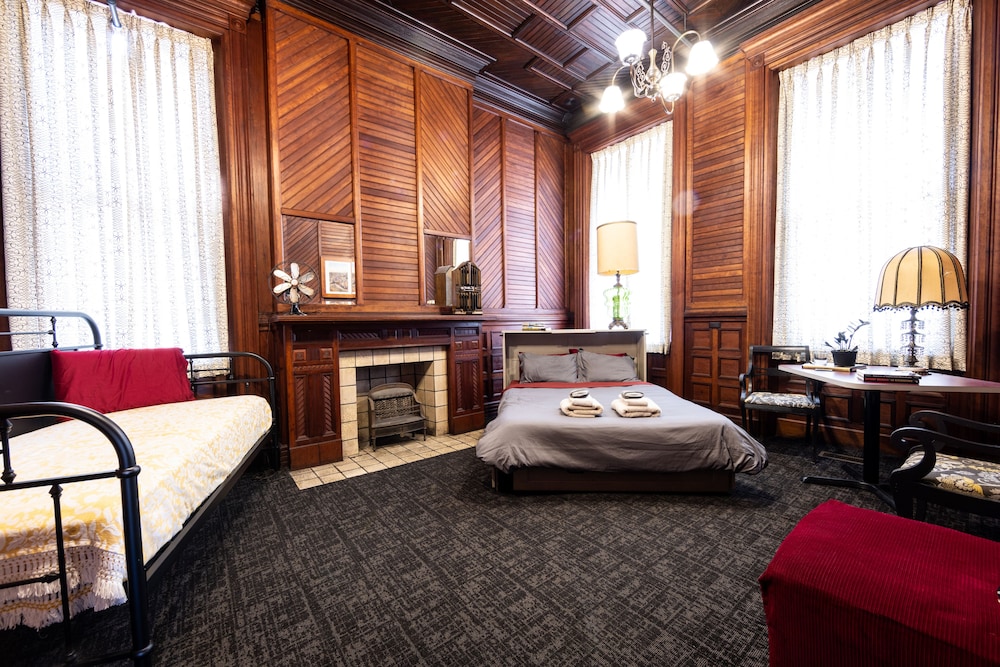 Traveler's Rest Hotel - photo 23