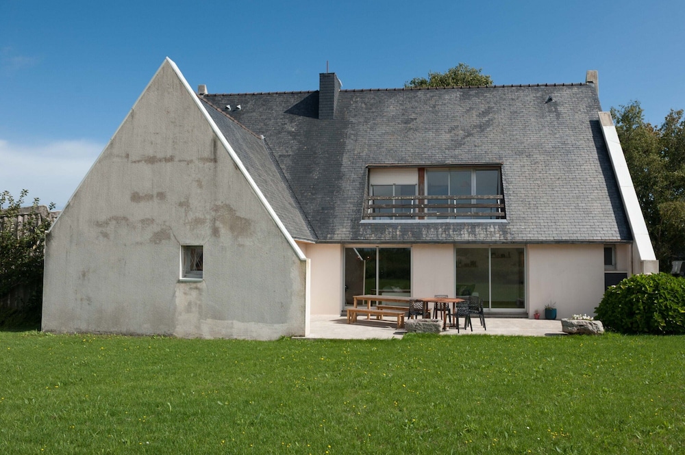 Large Family House Near the Beach — 4-Star Luxury Hotel in Landunvez, France