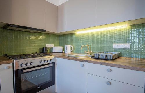 3BR Scenic Terrace Apt in Abanotubani By Wehost