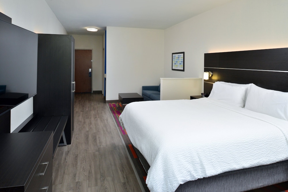 Holiday Inn Express & Suites Carthage by IHG - photo 26