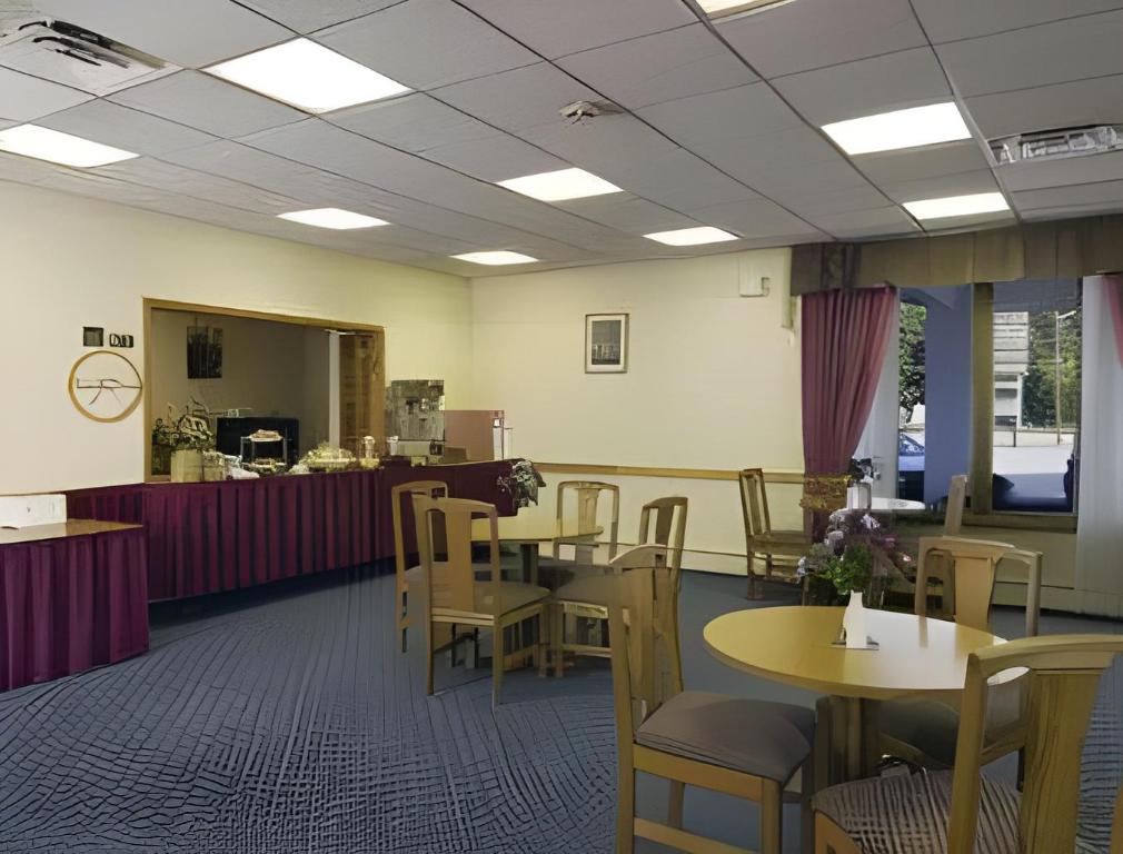 Knights Inn Liberty - photo 9