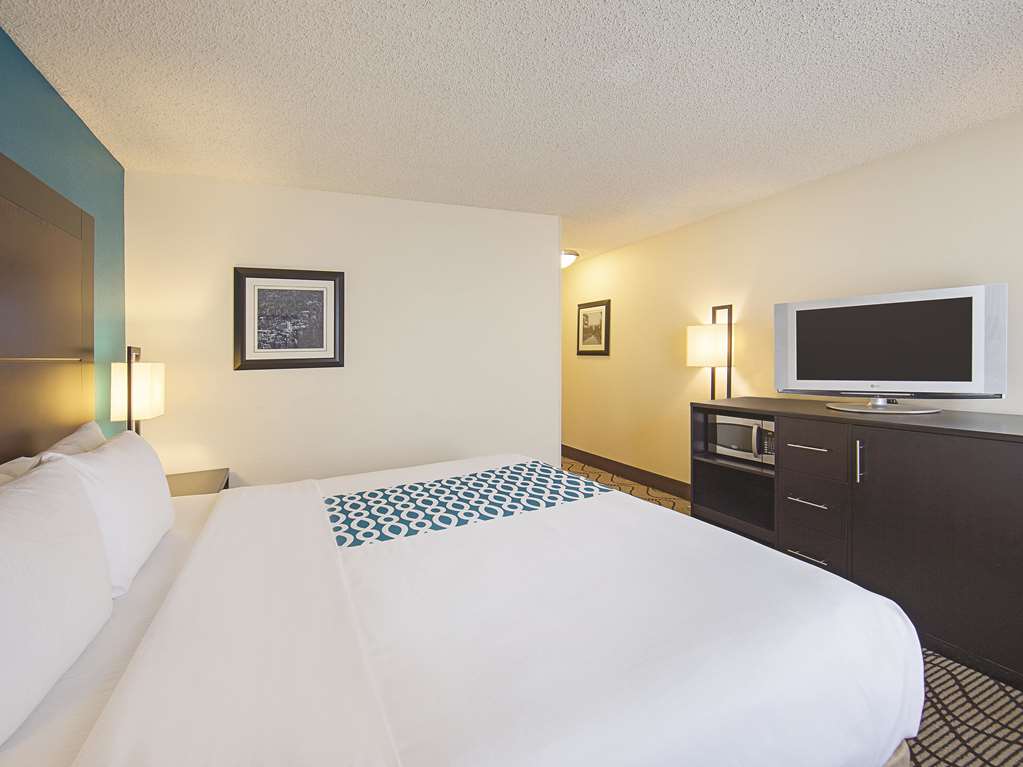 La Quinta Inn & Suites by Wyndham Central Point Medford - photo 18