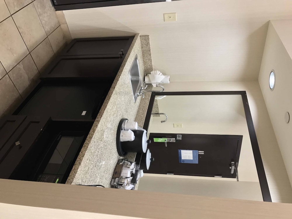 Hampton Inn & Suites Las Vegas South - photo 28