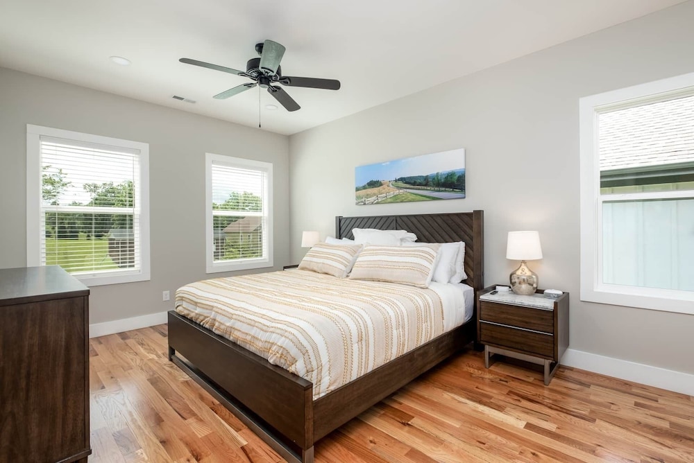 Downtown Brevard 5BR Retreat & Cyclists Dream — Brevard — photo 3