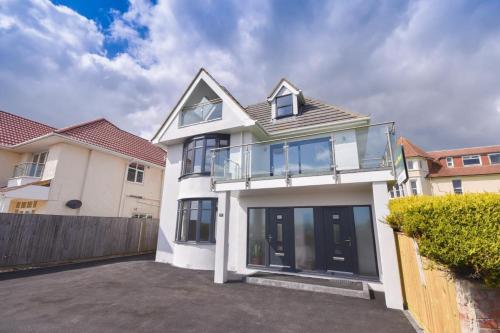Viewpoint 1 By Bournecoast A Clifftop Apartment With Garden And Parking Fm827 — 4-Star Luxury Hotel in Bournemouth, United Kingdom