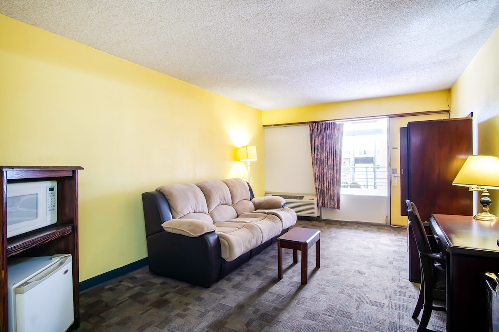 OYO Hotel Hutchinson West 4th Ave - photo 32