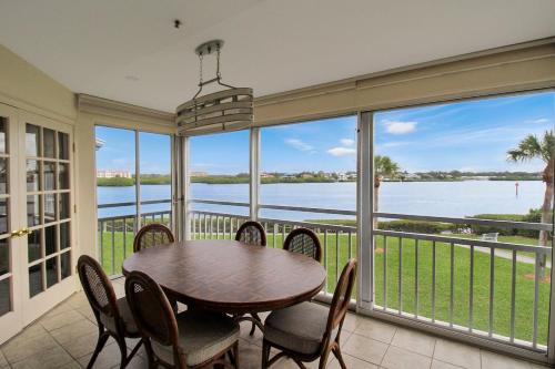 Bayfront 2BR Siesta Key condo with private beach access — 4-Star Luxury Hotel in Siesta Key, United States