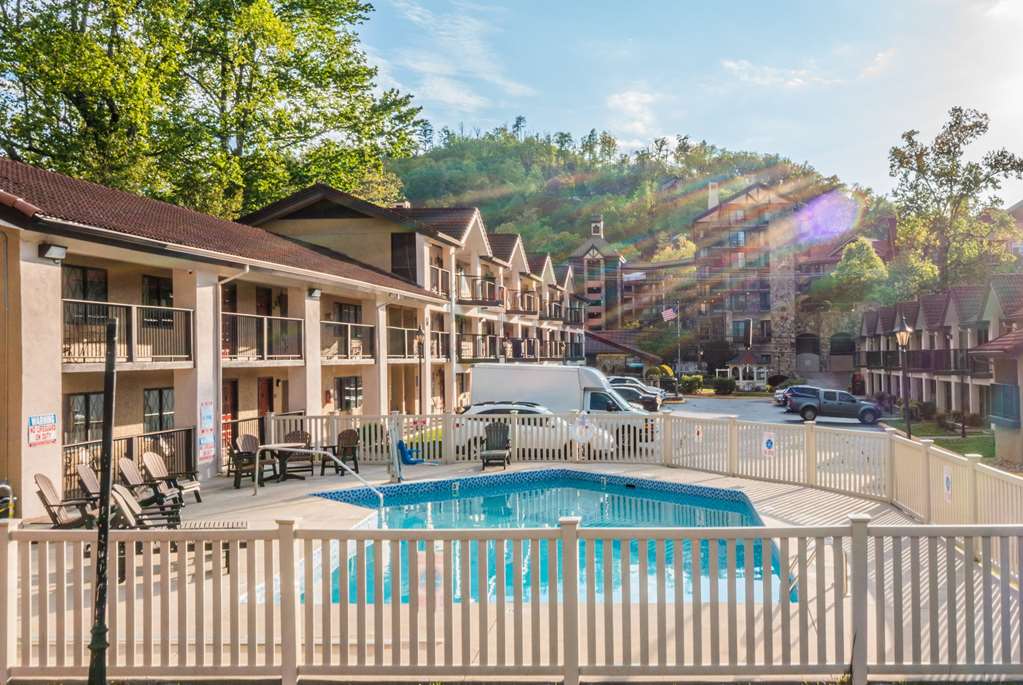 Super 8 by Wyndham Downtown Gatlinburg at Convention Center - photo 6