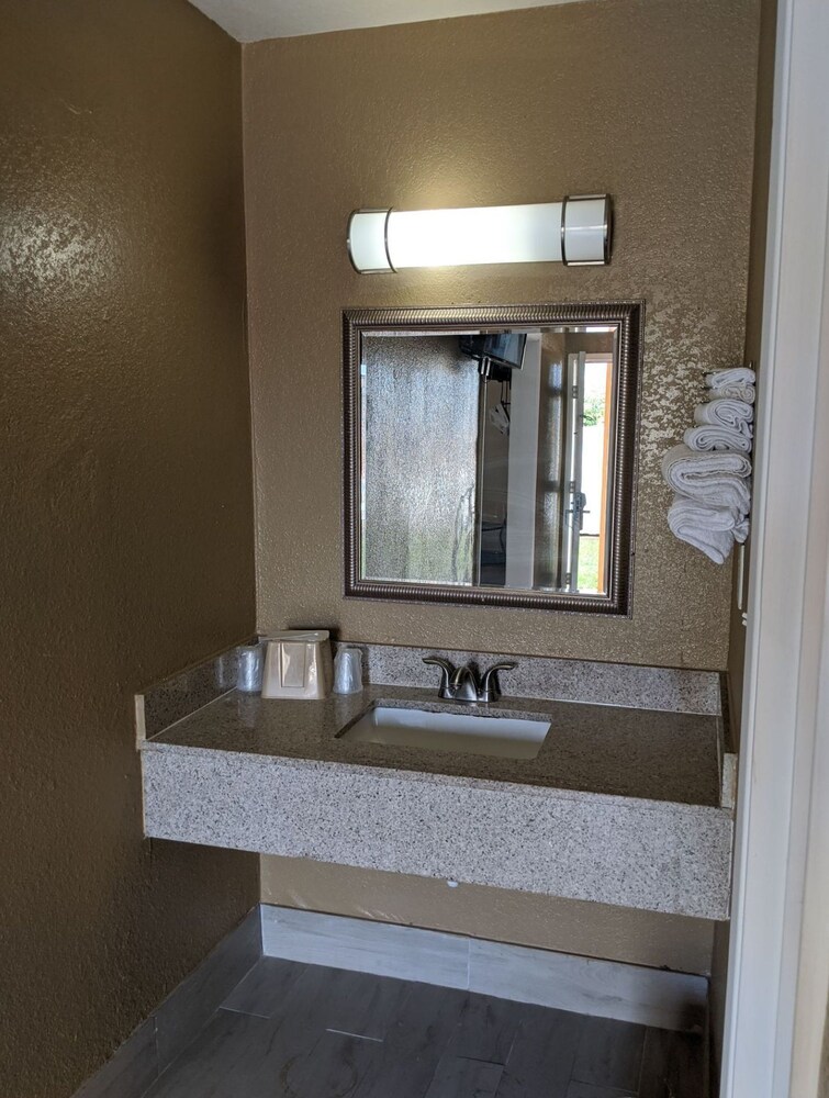 OYO Hotel Lake Charles Hwy 10 - photo 23