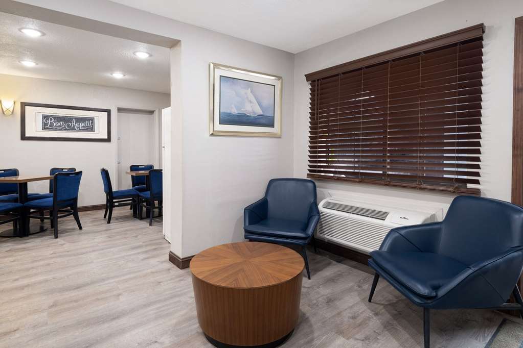 Days Inn & Suites by Wyndham Kokomo - photo 4