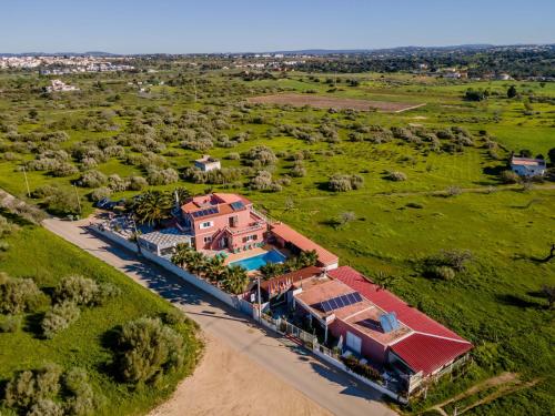 Villa Paradis Casa Completa — 4-Star Luxury Hotel in Pera, Portugal
