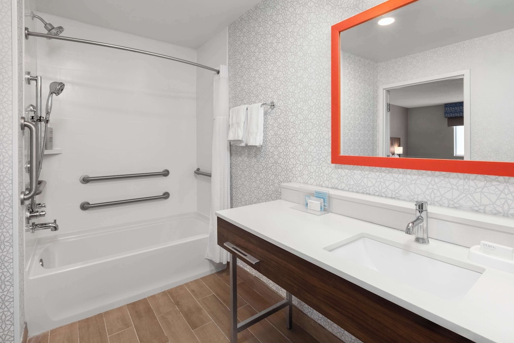 Hampton Inn & Suites Saginaw - photo 23