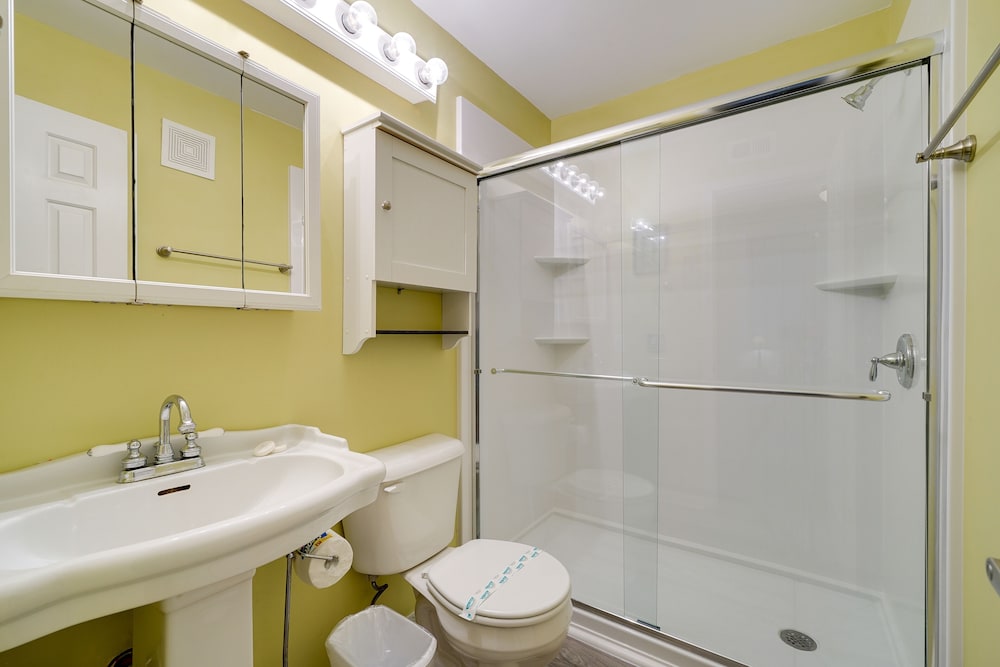 Oceanfront Carolina Beach Condo with Pool and Views — 4-Star Luxury Hotel in Carolina Beach, United States