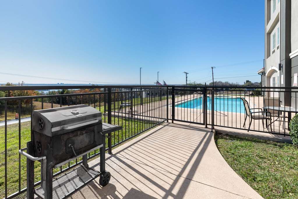 La Quinta Inn & Suites by Wyndham Fort Worth Lake Worth - photo 28