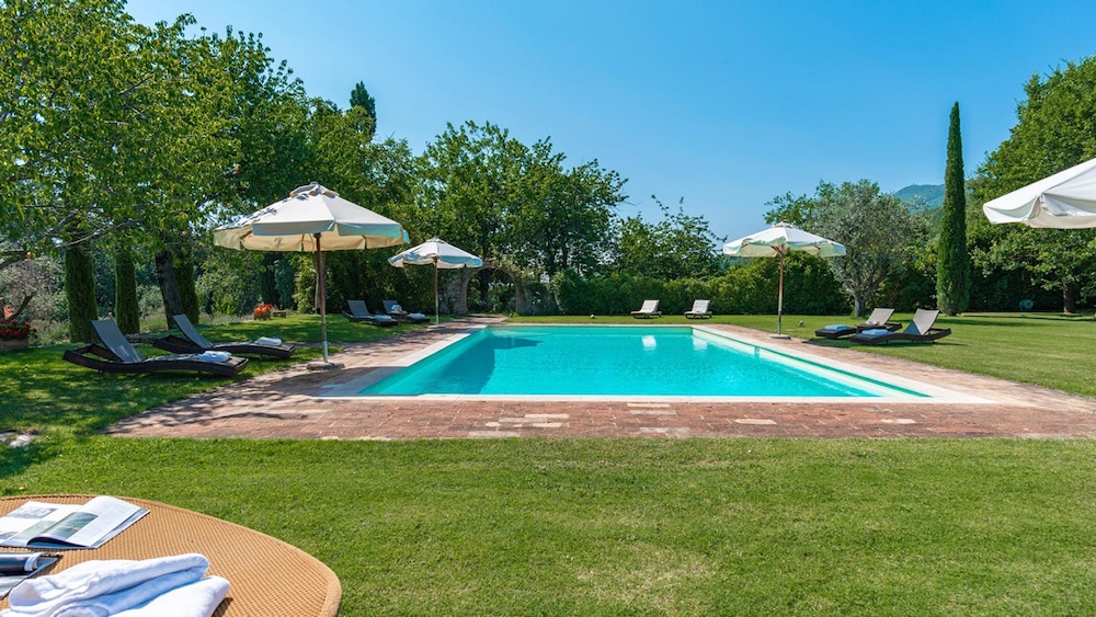 San Francesco 12 Emma Villas — 4-Star Luxury Hotel in Sarteano, Italy