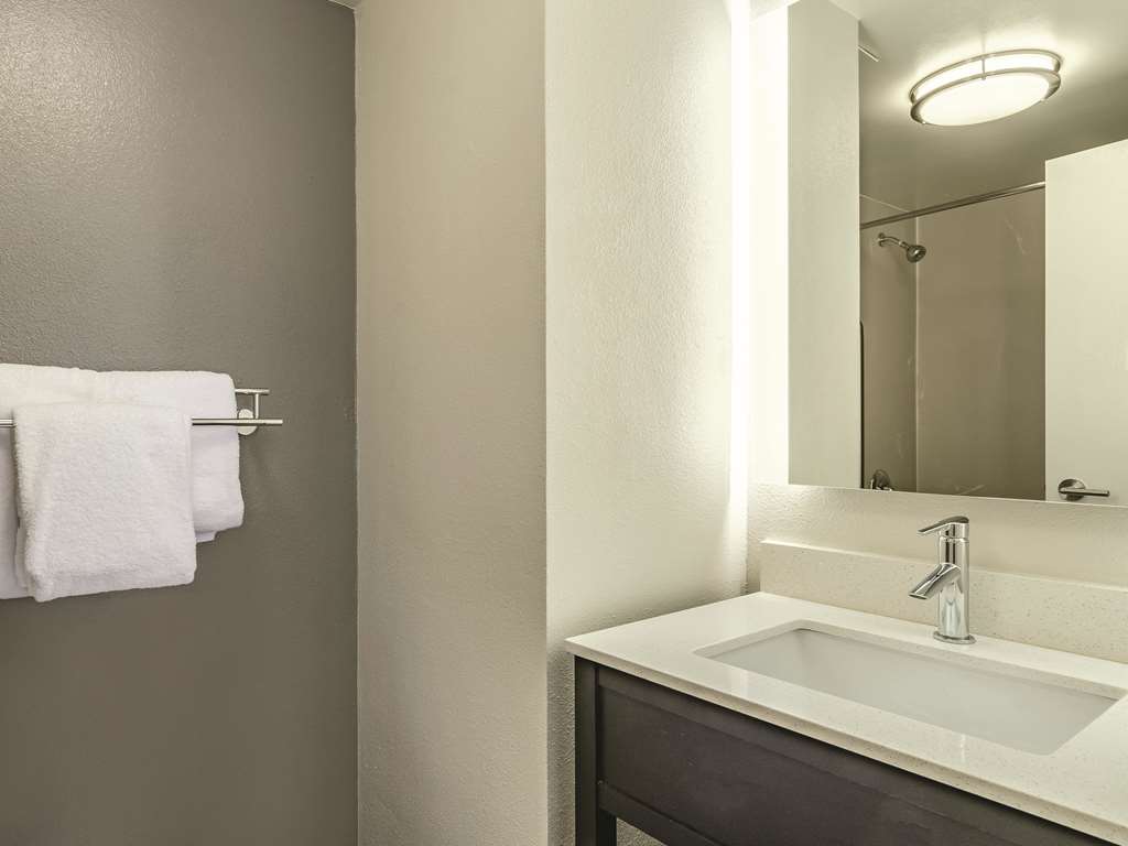 La Quinta Inn & Suites by Wyndham Warwick Providence Airport - photo 20