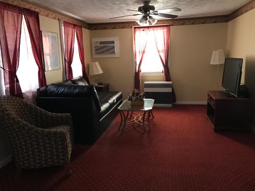 Exit 5 Motel and Cottages - photo 105
