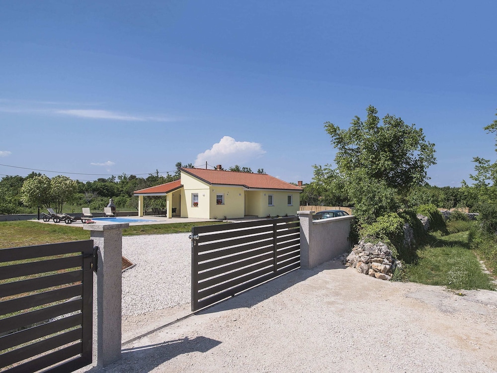Villa in Marcana with Pool and Adriatic Views — 4-Star Luxury Hotel in Marcana, Croatia