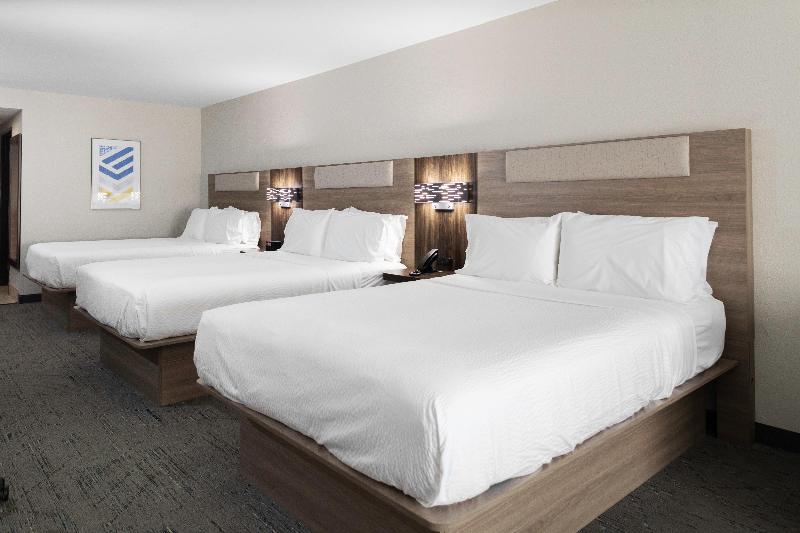 Holiday Inn Express & Suites Roanoke Rapids SE by IHG - photo 60