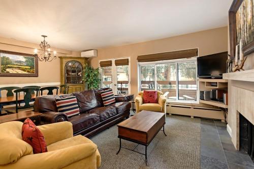 Fasching Haus Unit 180 Cozy Deluxe Condo with Private Deck 2 Blocks from Downtown — 4-Star Luxury Hotel in Aspen, United States