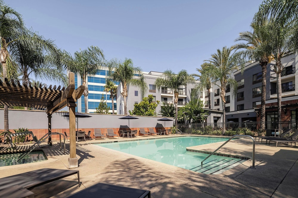Courtyard by Marriott Los Angeles Burbank Airport - photo 19