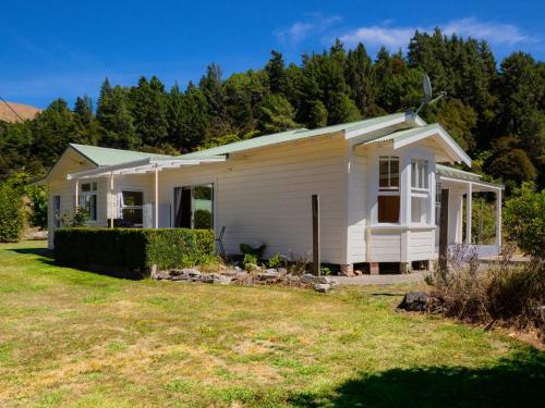 Kauri Cottage Marahau Holiday Home — 4-Star Luxury Hotel in Motueka, New Zealand