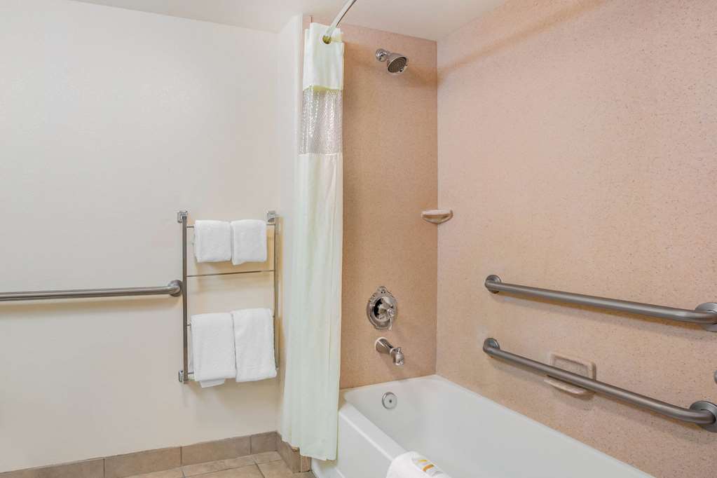 La Quinta Inn & Suites by Wyndham Fowler - photo 32