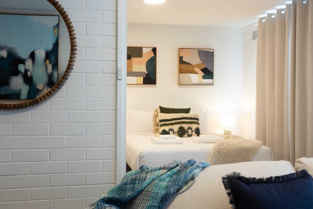 Lovely 1BR Apt in Bicton With Backyard and Parking — 4-Star Luxury Hotel in Bicton, Australia