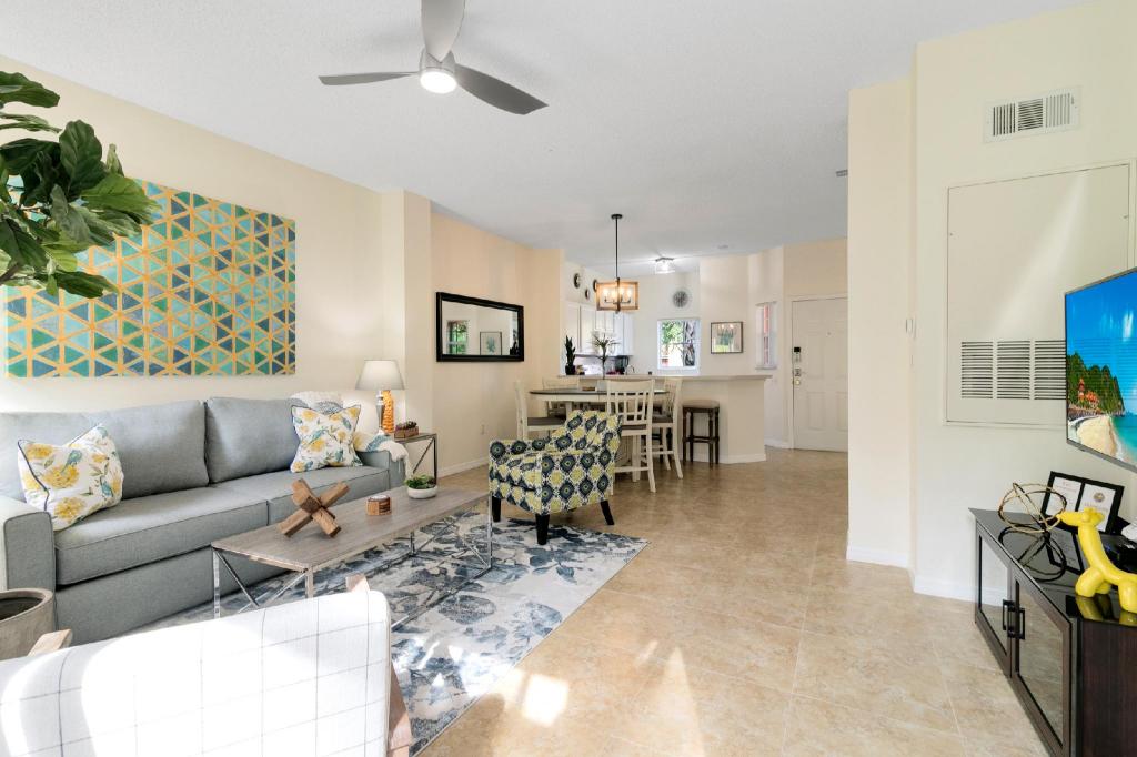 Minutes to Disney Boutique 3BR 2.5 Bath Coastal TH in Citrus Ridge, United States