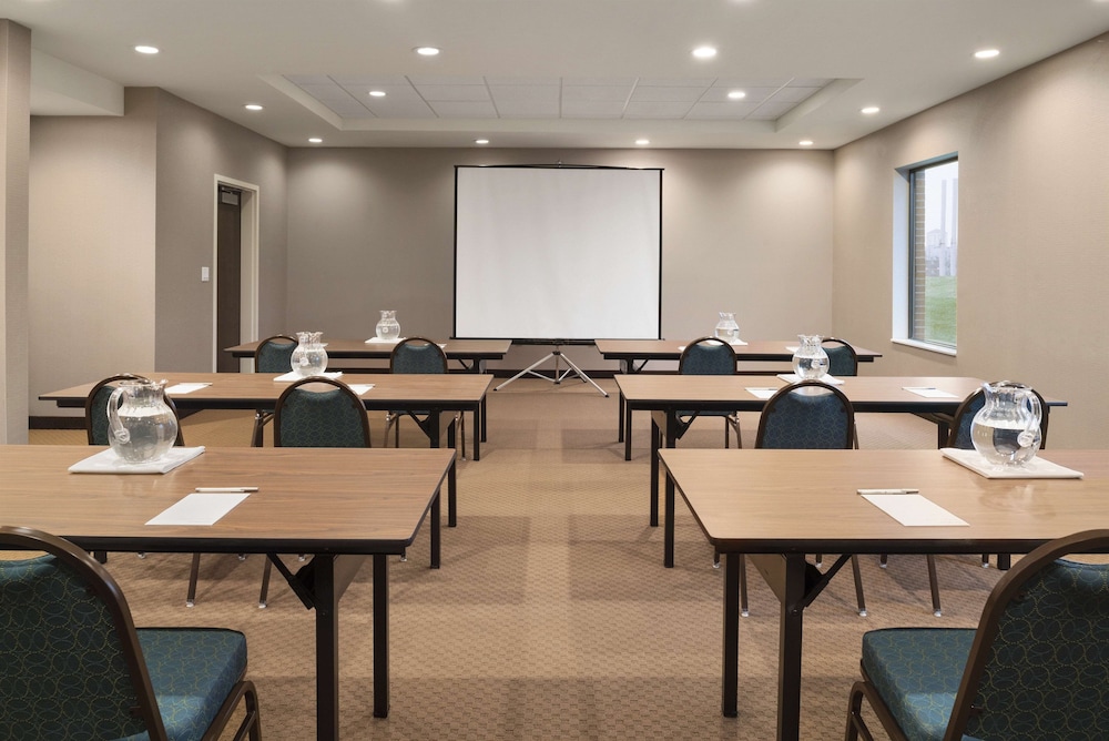 Hampton Inn Lincoln Airport - photo 23