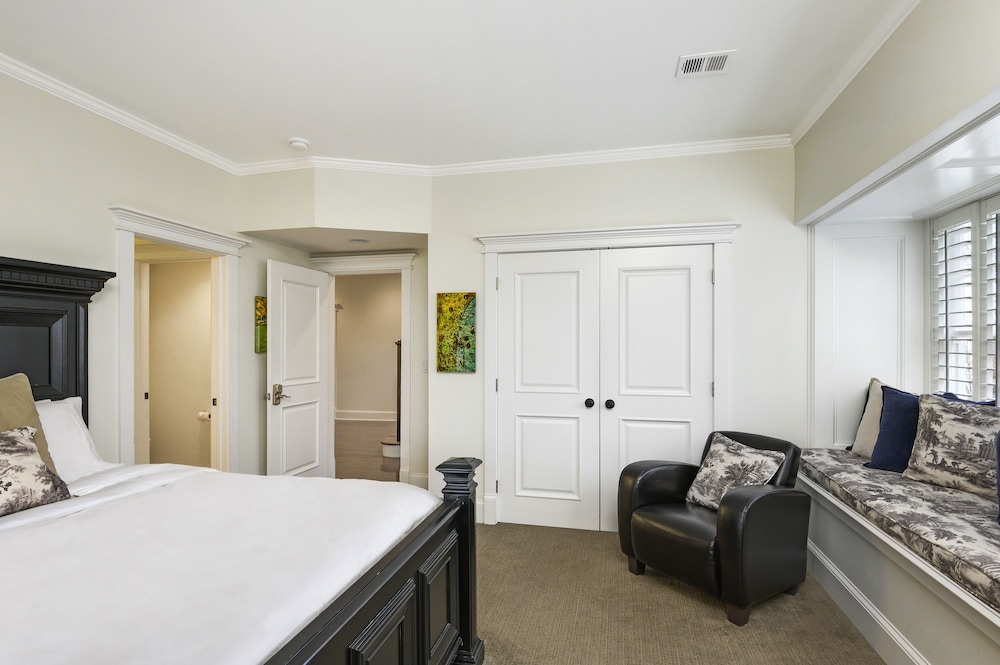 Oak Street Mansion - photo 3