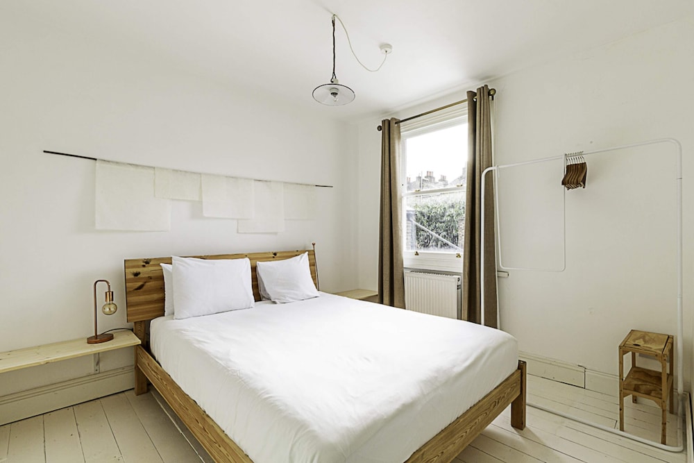 Hackney Victoria Park: Generous 2 Bed Terrace — 4-Star Luxury Hotel in London, United Kingdom