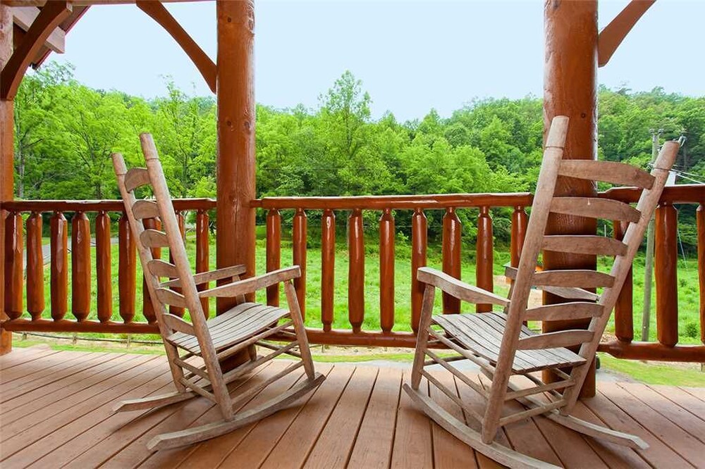 Creekside Lodge by RedAwning — 4-Star Luxury Hotel in Pigeon Forge, United States