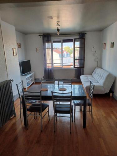 F3 Ensoleille Tres Calme — hotel in Maisons-Alfort