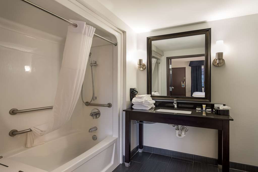 Clarion Pointe Downtown - photo 11