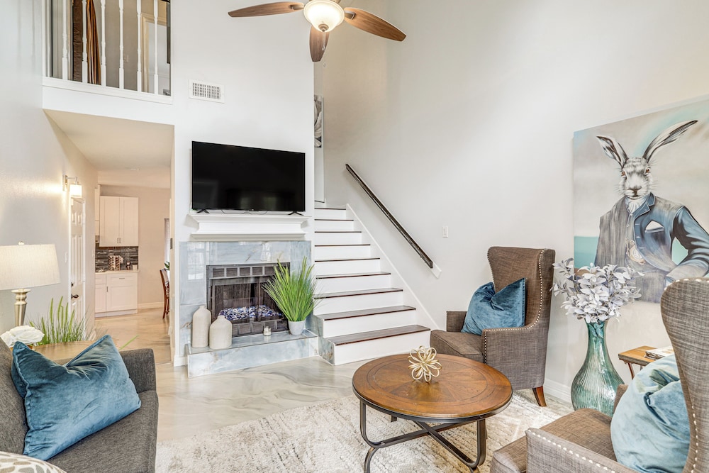 Houston Retreat w Smart Tvs: Walk to Golf Course — 4-Star Luxury Hotel in Houston, United States