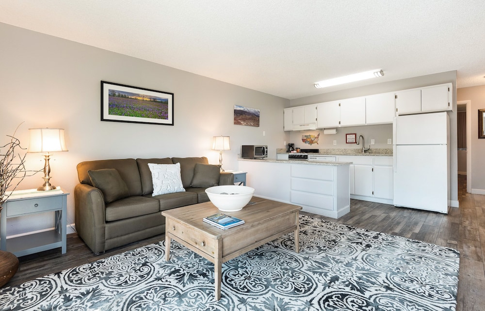 Bend Riverside Inn & Suites - photo 85